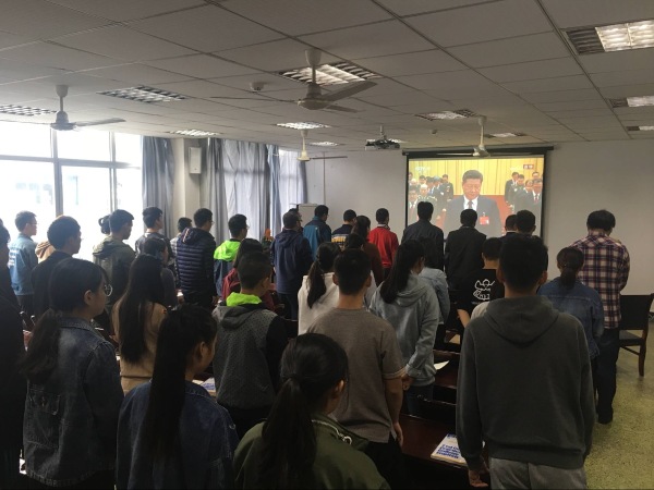 1508468235119020320.png 太阳成tyc7111cc师生集中观看第十九次全国代表大会开幕式2.png